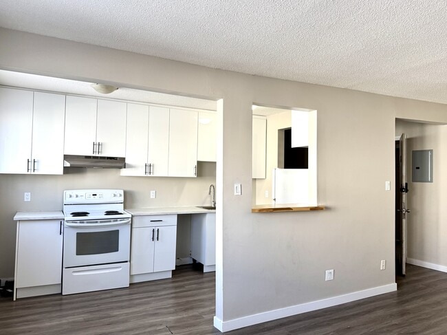 Building Photo - 10724-10105 105 St NW Unit 305