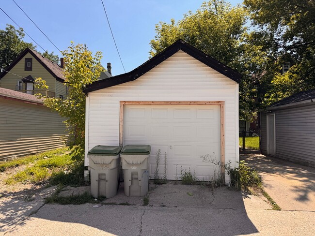 2308 W Burnham St