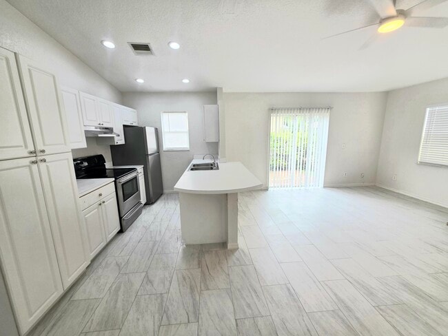 Photo - 569 E Ridge Cir N