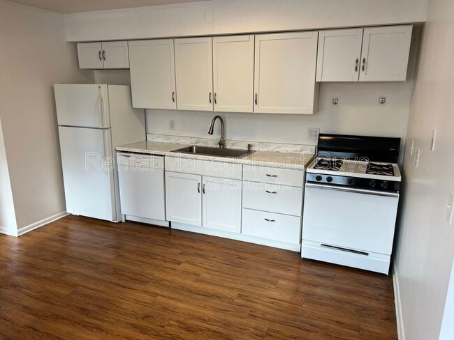 Building Photo - 3311 Fremont Ave N Unit 5