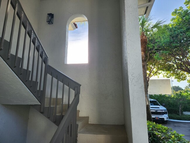 30 Pelican Pointe Dr Unit 201
