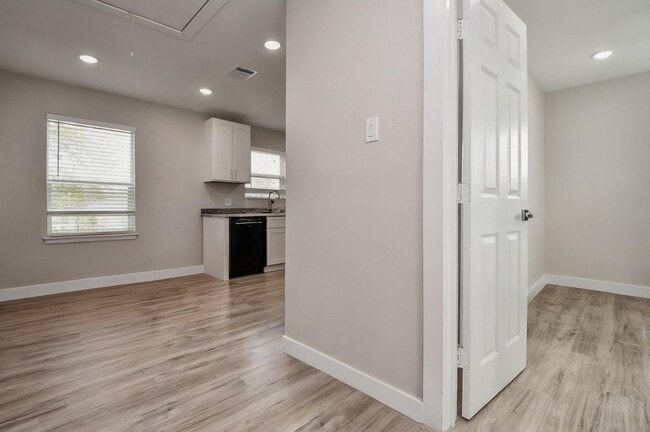 Building Photo - 5615 Barremore St