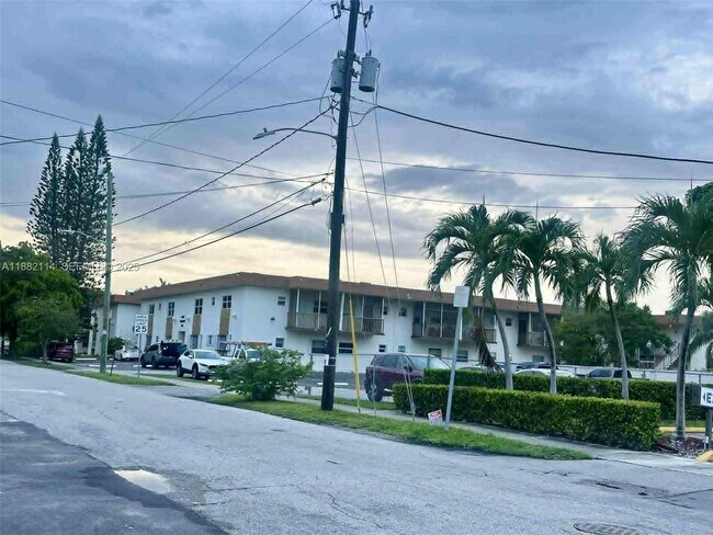 Building Photo - 415 NE 2nd St Unit 202