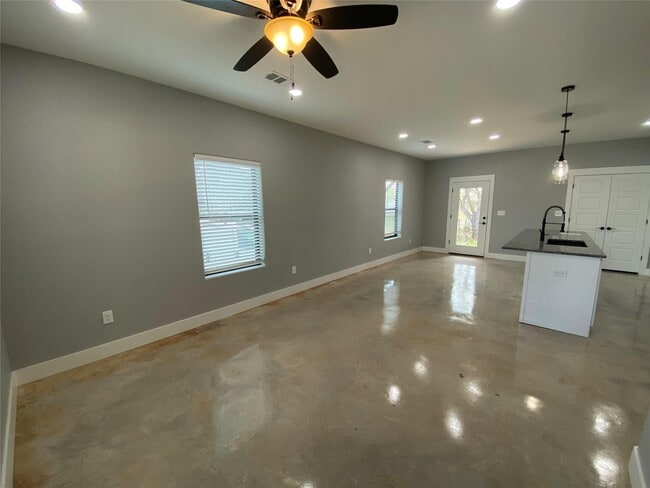 Photo - 1004 W Hanna St