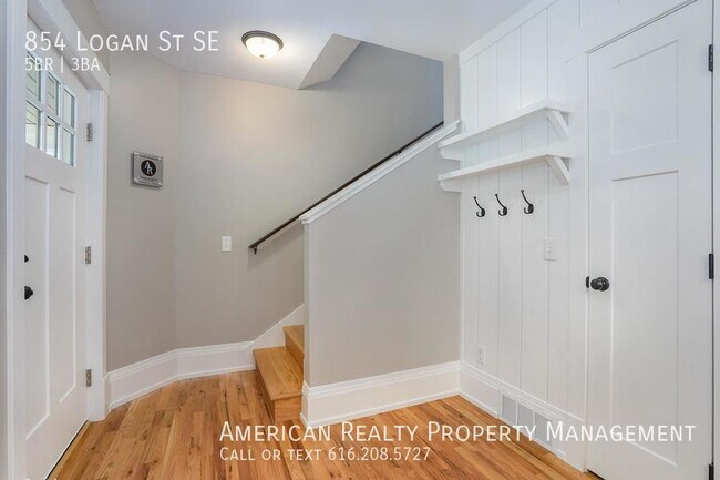 Photo - 854 Logan St SE