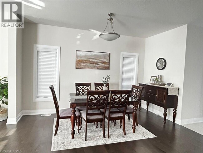 Photo - 253 Sedgewood St