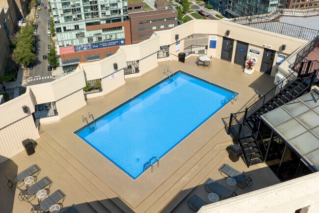 Roof Deck and Pool - 1120 N. LaSalle