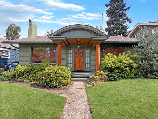 Building Photo - 4 bed 2 bath NE Portland home