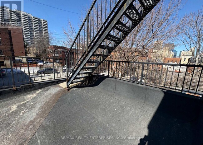 Photo - 156 James St S