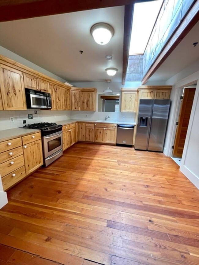Building Photo - 1033 NW Bond St Unit Ste 220