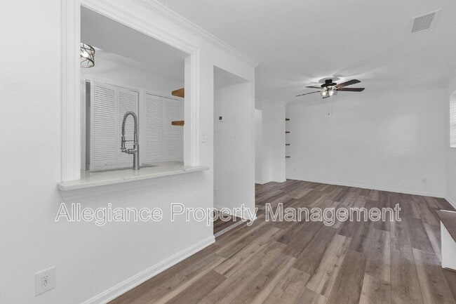 Photo - 1301 E Abingdon Dr