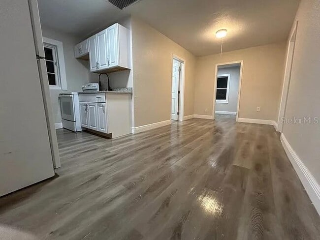 Building Photo - 725 16th Ave NW