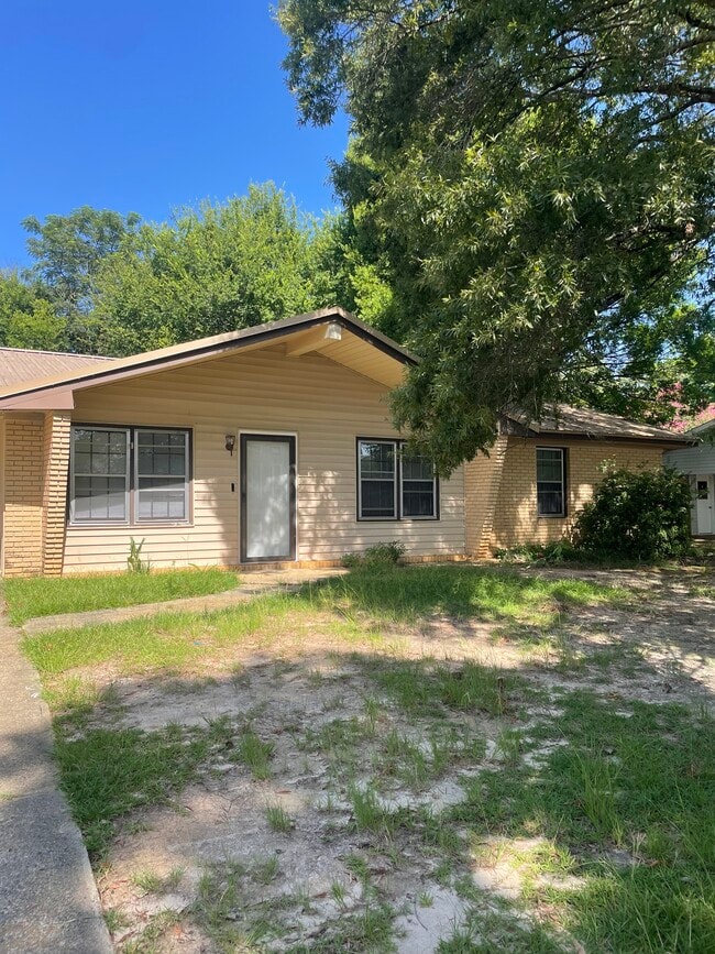 Photo - 105 Valencia Cir