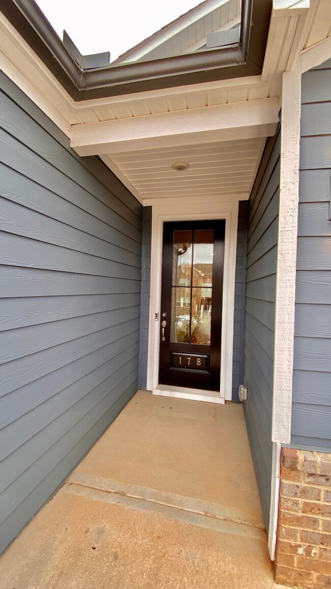 Photo - 178 Redcroft Dr