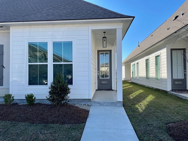Beautiful 3 bedroom 2 bath end unit with s... - Beautiful 3 bedroom 2 bath end unit with s... House