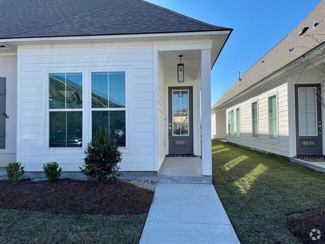Building Photo - Beautiful 3 bedroom 2 bath end unit with s... Rental