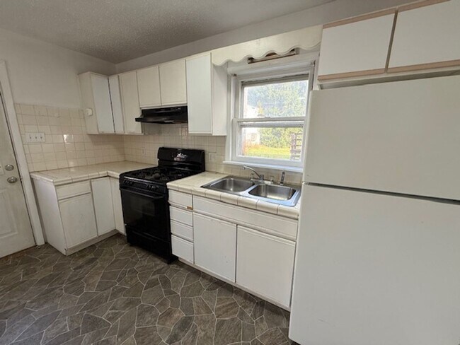 Photo - 49 Amm St Unit Rear Apartment