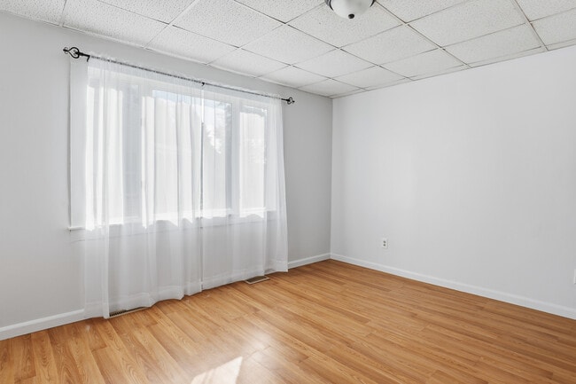 Living room - 216 W William St