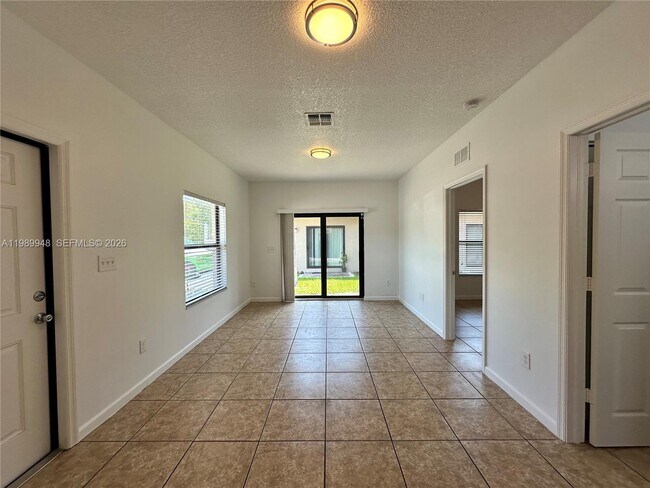 Building Photo - 1027 NE 10th Ave Unit 3