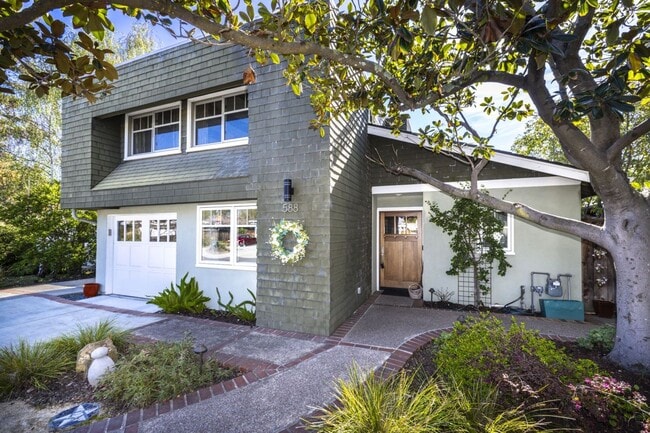 Building Photo - Conveniently Located, Fully Furnished 2 Bed/2 Bath Home Available To Nov!