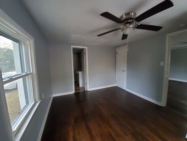 Photo - 1713 Murchison Rd