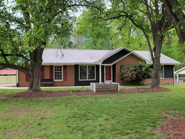Building Photo - 3 Bedroom 2 Bathroom Home