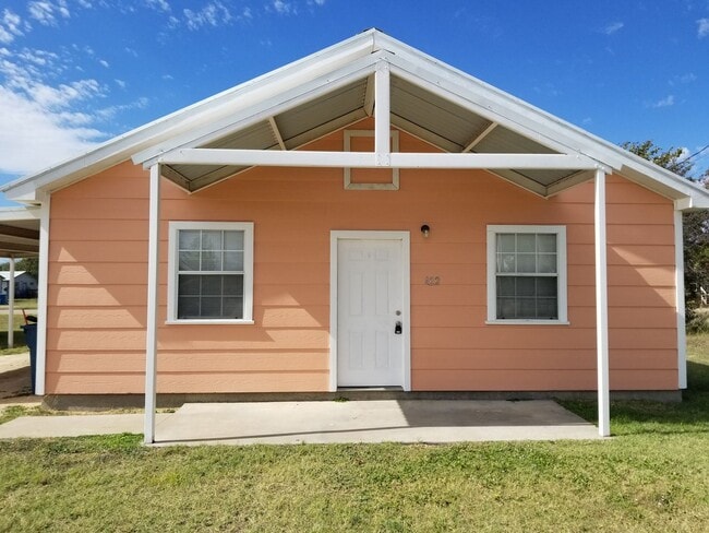 3 bed, 1 bath home with CARPORT! Month to ... - 3 bed, 1 bath home with CARPORT! Month to ...