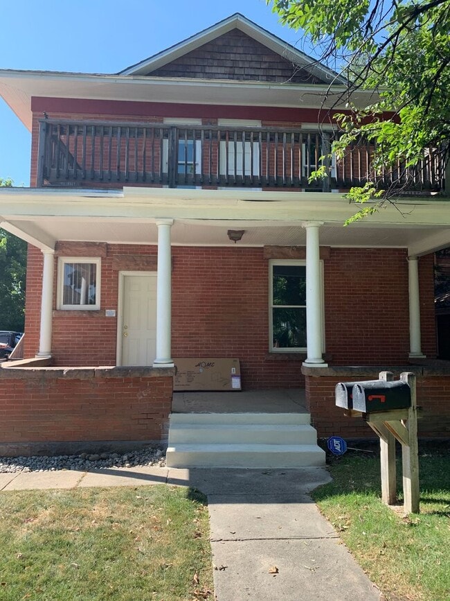 Building Photo - 2110 Grove Cir W Unit Main