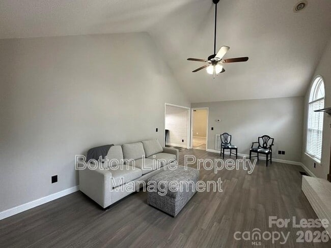 Photo - 404 Wood Run