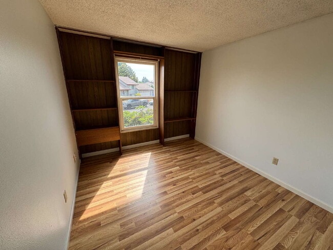 Photo - Large 4 Bedroom / 3 Bathroom, Split-level ...