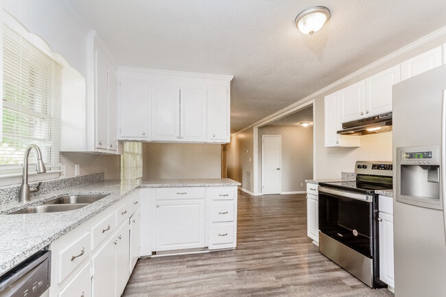 Photo - 8609 Lobelia St