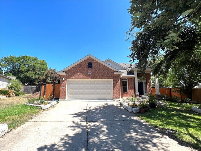 Building Photo - 2106 Huxley Ln