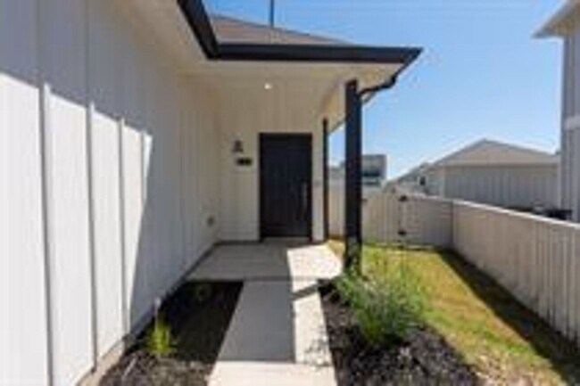 Photo - 350 Fabion St