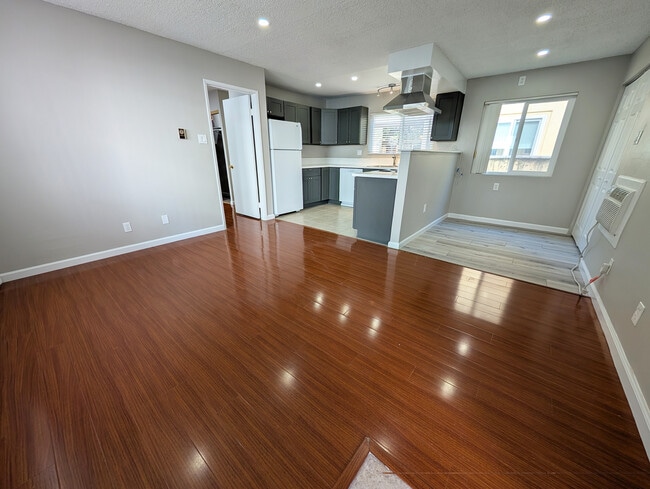 Photo - 470 S Los Robles Ave Unidad 11