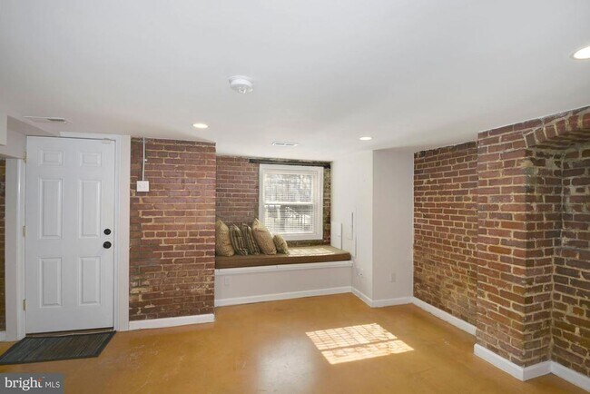 Photo - 2721 Ontario Rd NW