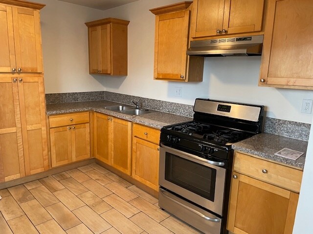 newer kitchen - 2611 Mathews Ave Unit 2