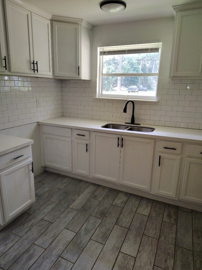 Photo - 554 Launcelot Rd