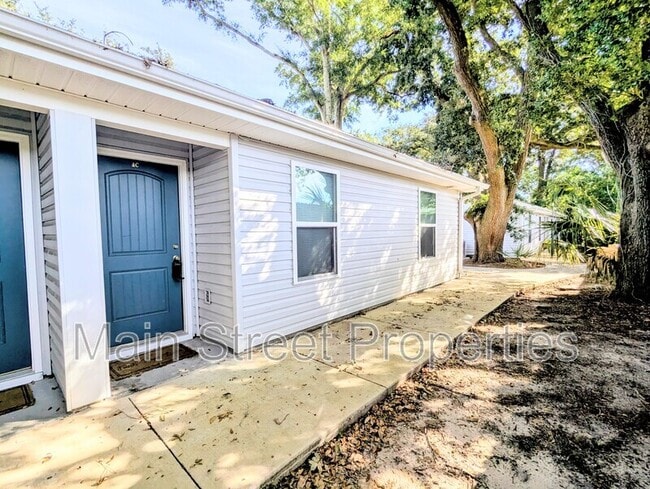 Building Photo - 313 N Navy Blvd Unit 1C