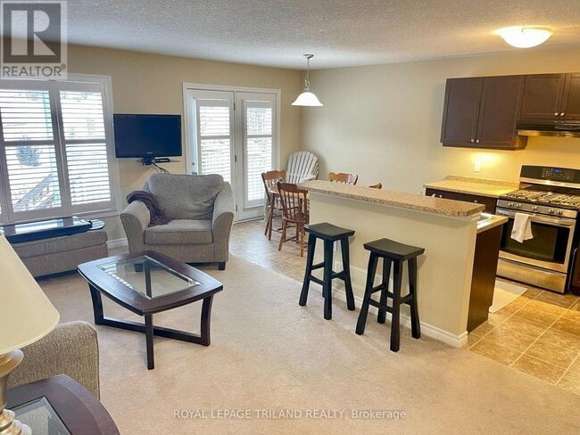 Photo - 96 McMahen St