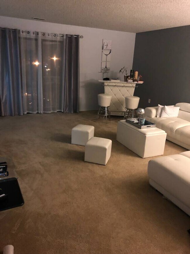 Living area - 1508 Edison Glen Ter Unit 1508