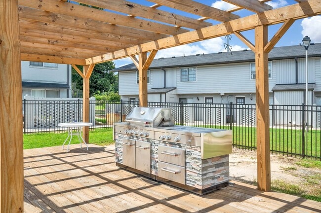 Poolside Grill - Goshen Estates