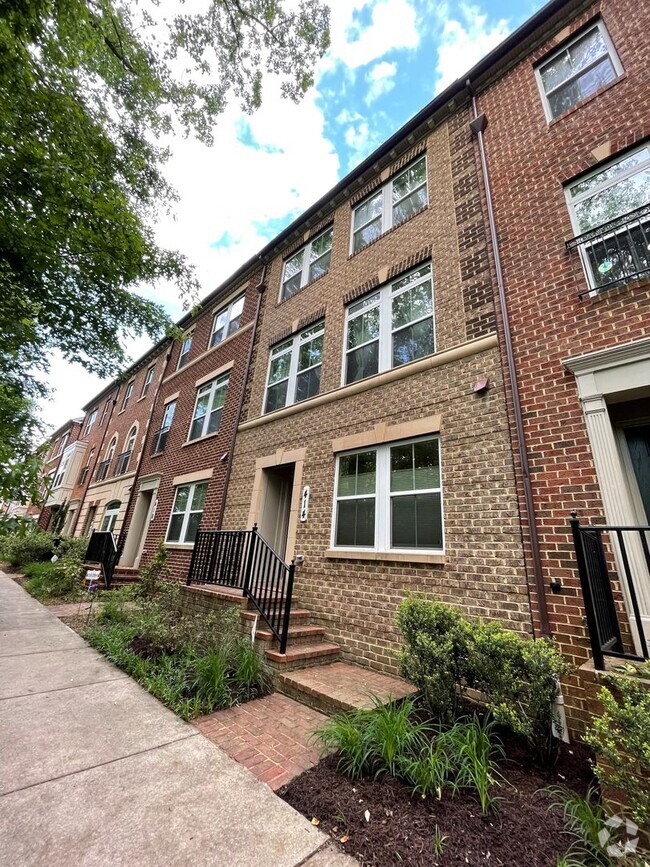 Building Photo - Beautiful 4 Bedroom Townhome in Gaithersburg!