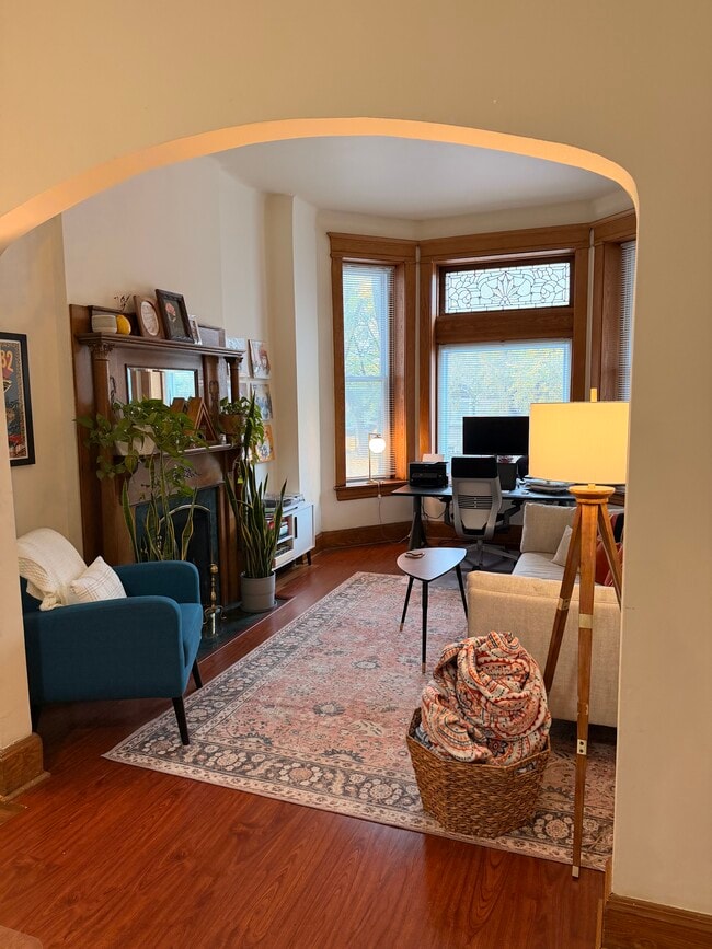 Building Photo - 1037 N Damen Ave Unit First Floor