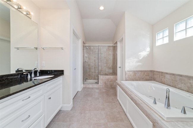 Photo - 826 E 40th St