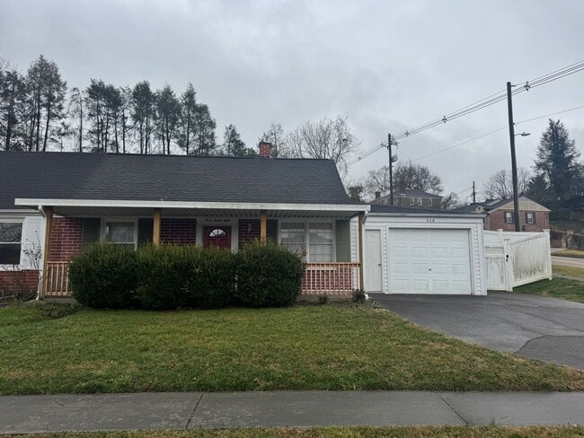 Building Photo - 2 Bedroom 1 Bath Duplex Located in Kingsport, TN