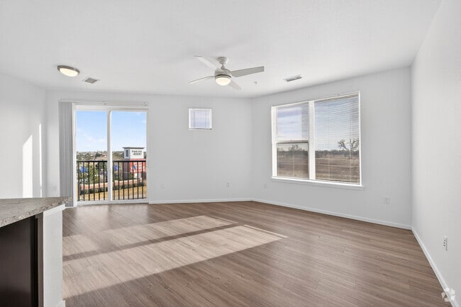 2BR, 2BA, 914SF - Living Room