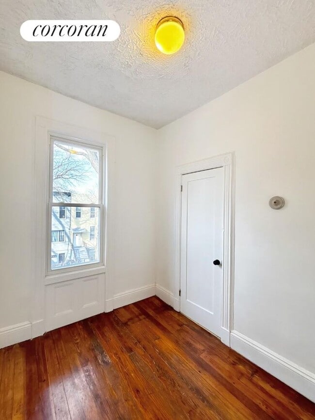 Photo - 158 Weirfield St