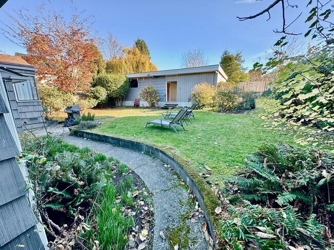 Photo - Large Mid-Century Charmer in Sunset Hill!