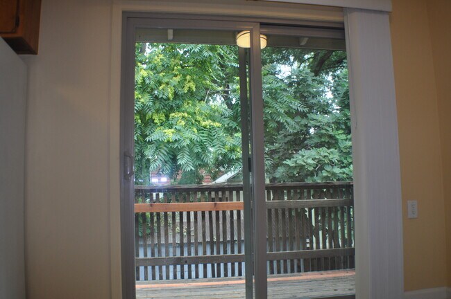 Building Photo - 404 Oak Street Unit 4