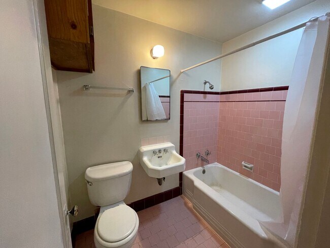 Photo - Cozy 1-Bedroom Available in Woodlawn Unit #27